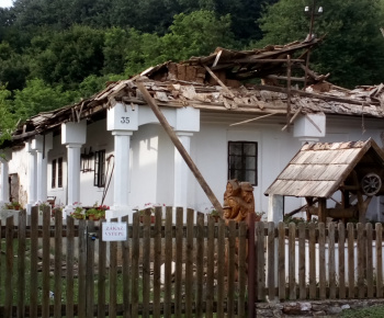 Oprava zrútenej strechy ľudového domu