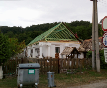 Oprava zrútenej strechy ľudového domu